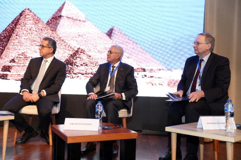 أثناء المؤتمر