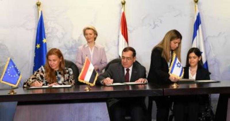 وزارة البترول توقع مذكرة تفاهم بشأن التعاون فى مجال تجارة ونقل وتصدير الغاز بين مصر وإسرائيل والاتحاد الأوروبى