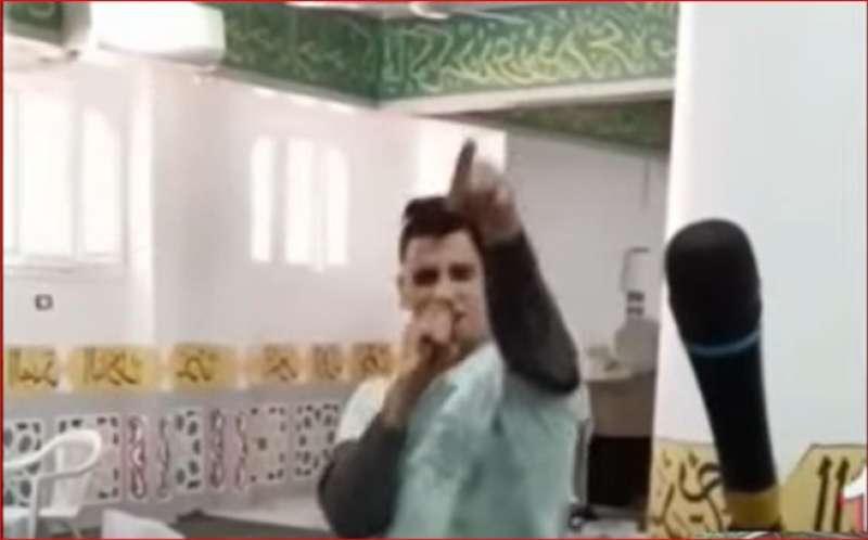 الشاب الراقص داخل المسجد