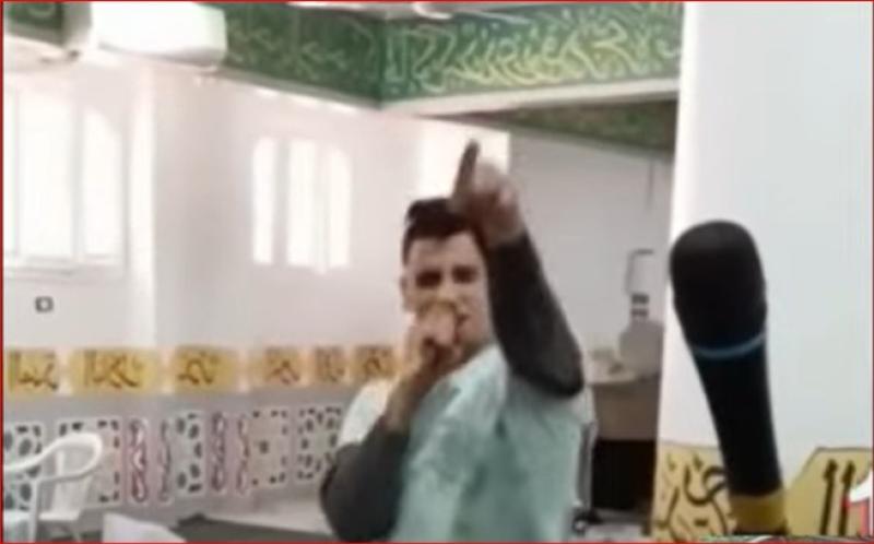 لأجل حفنة دولارات.. شاب يرقص ويغني داخل المسجد «فيديو»