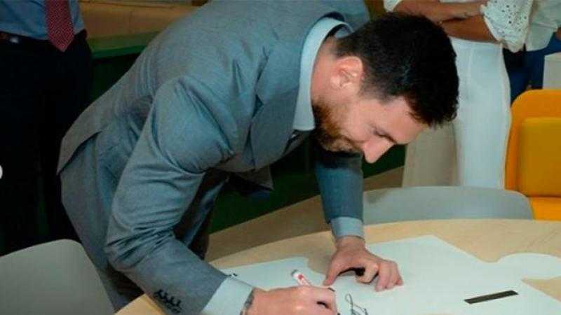 ميسي يعود لبرشلونة من جديد.. تفاصيل