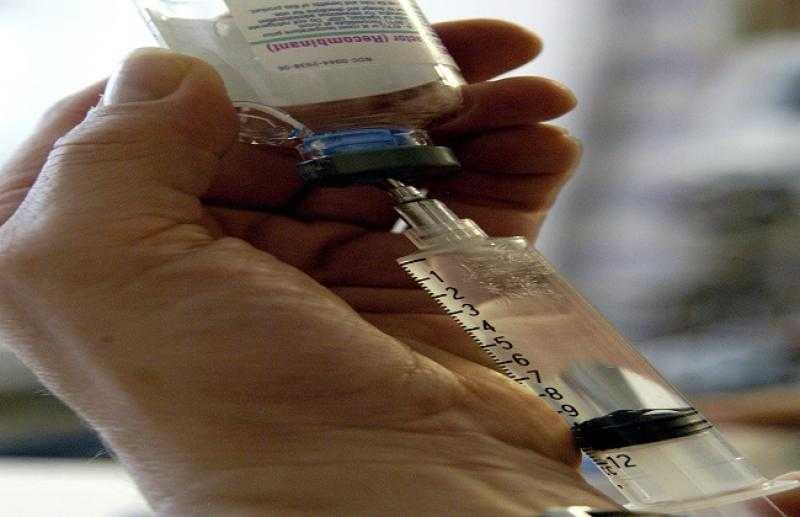 طبيب يحسم الجدل حول وجود إبر مخدرة لشك الإنسان وفقدان الوعي «فيديو»