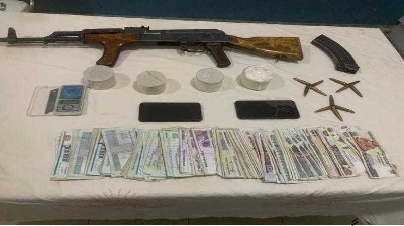 ضبط هيروين وأسلحة نارية بحوزة عاطل في العياط بالجيزة