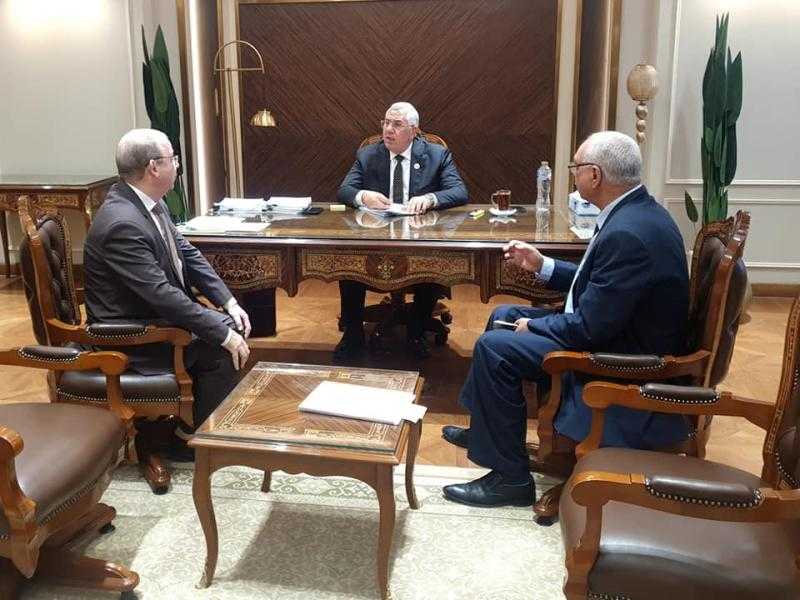 وزير الزراعة يعقد اجتماعًا مع رئيس قطاع الخدمات والمتابعة بالوزارة