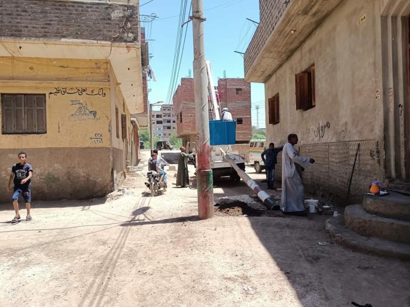 نقل عمود كهرباء عاق الطريق لعشرات السنين بمدينة دشنا بقنا
