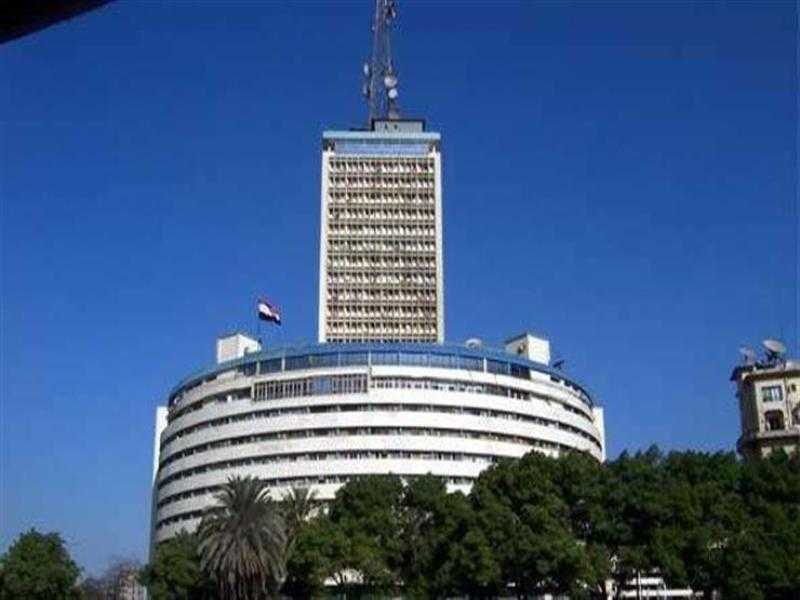 سحل مذيعة بالتلفزيون المصري على يد مديرها: «أنا هربيكي» - فيديو