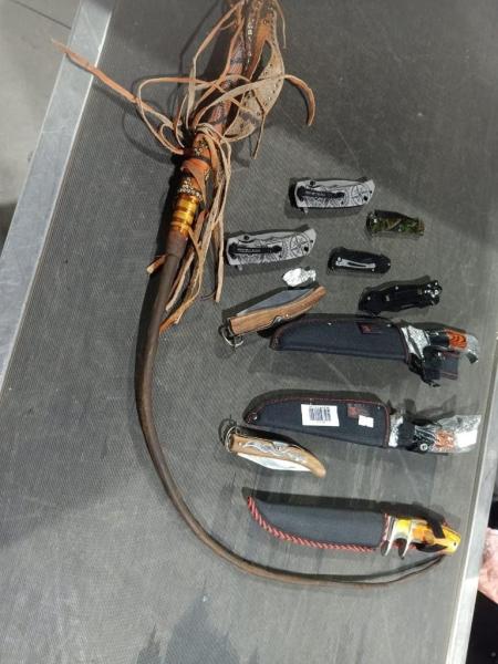 ضبط كرباج ومطاوي متنوعة بحوزة راكب في مطار القاهرة