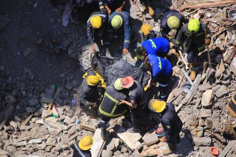 شاهد.. لحظة استخراج الجثث من تحت أنقاض عقار الوايلي