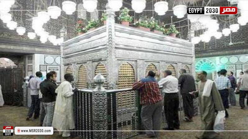 ضريح داخل مسجد 