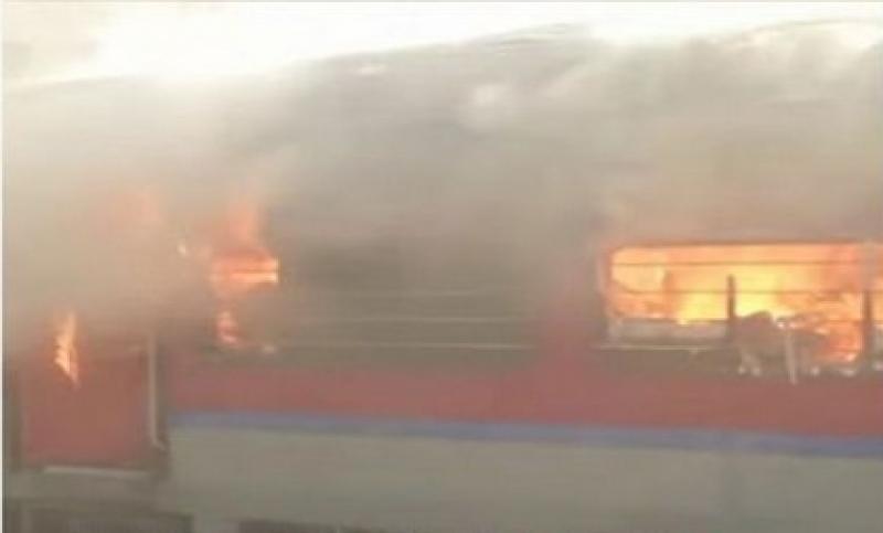 «رفضا لنظام التجنيد العسكري» محتجون يشعلون النيران في القطارات بالهند.. فيديو