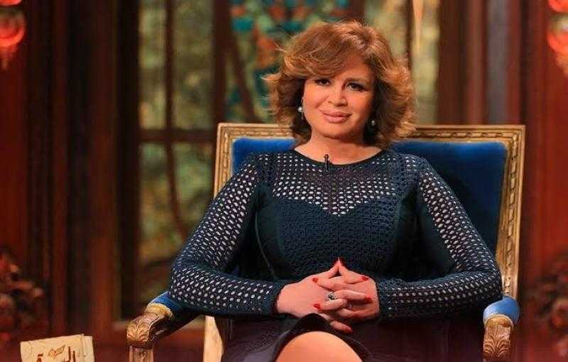 إلهام شاهين تثير الجدل بصورتها أمام الكعبة وتعلق: «صورة قديمة كنت بحضر مهرجان وعملت عمرة»