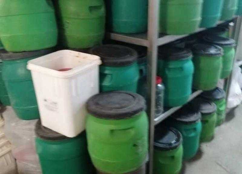 التحفظ على 5.46 طن زيوت معدنية داخل أحد المخازن بالإسكندرية