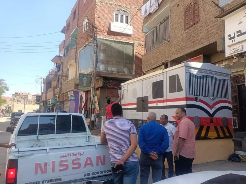 ضمن مبادرة دشنا بثوبها الجديد.. الفنان أحمد الأسد يعيد تشكيل أكشاك الكهرباء بالمدينة