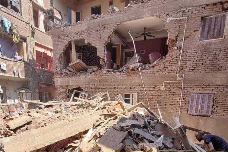 إخلاء السكان من المنازل المجاورة لعقار إمبابة المنهار