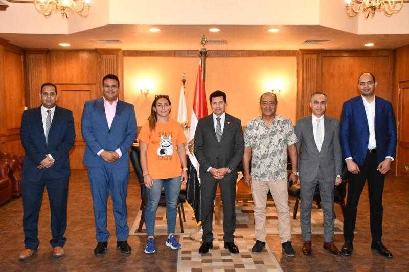 وزير الرياضة يبحث استعدادات اللاعبة «سمر حمزة» للبطولات المقبلة