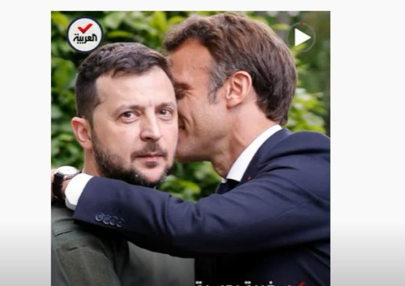 شاهد.. تعليق روسي ساخر على العناق «الحار» بين ماكرون وزيلينسكي.. «فيديو»