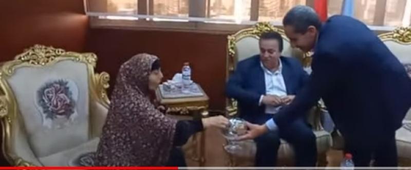 اعترضت موكبه.. هدية ثمينة من وزير التعليم العالي لمسنة بطنطا «فيديو»