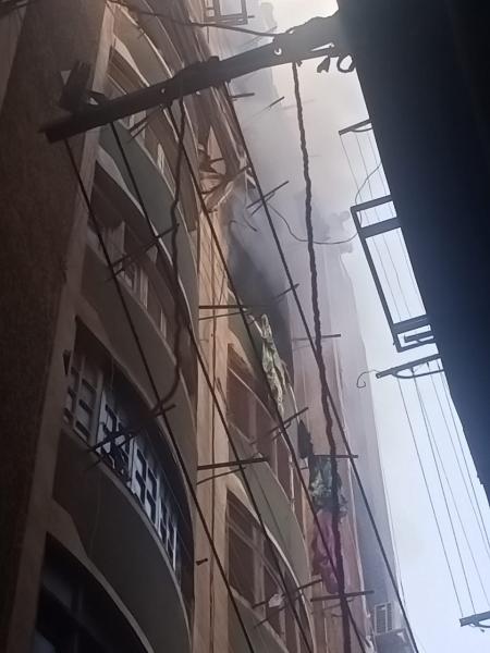 المعمل الجنائي يفحص آثار حريق نشب داخل عقار في فيصل