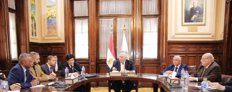 وزير الزراعة مع وفد الفاو