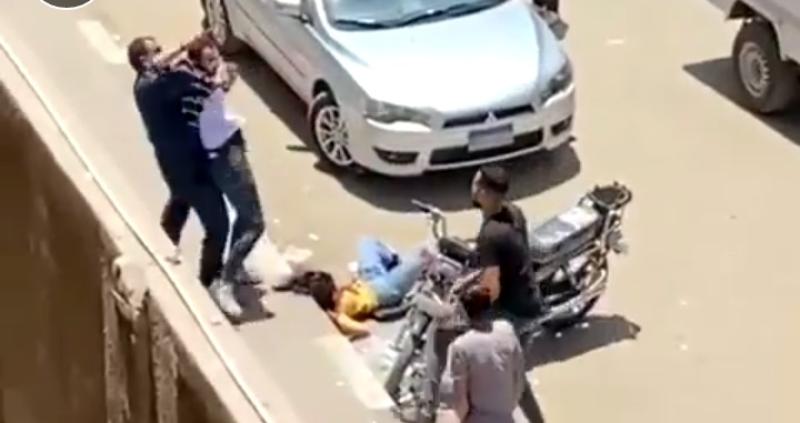حادث المنصورة اليوم.. الفيديو الكامل لذبح فتاة على يد صديقها أمام بوابة الجامعة 