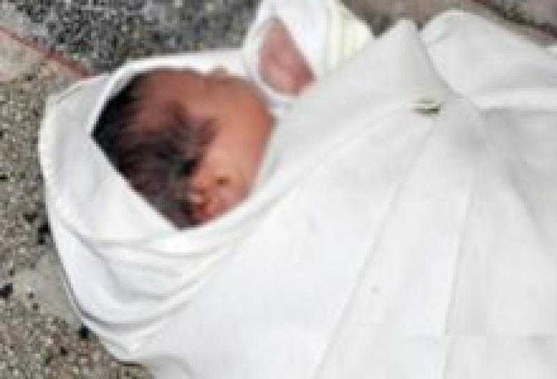 شاهد .. أم تلقي رضيعها حيا في المقابر .. والسبب صادم