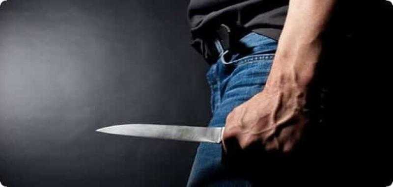 عاطل يطعن موظفة بسلاح أبيض في منطقة التبين