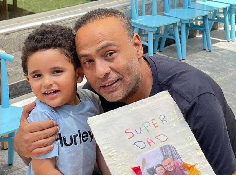 شاهد.. محمود عبد المغني يحتفل مع نجله بيوم الأب العالمي