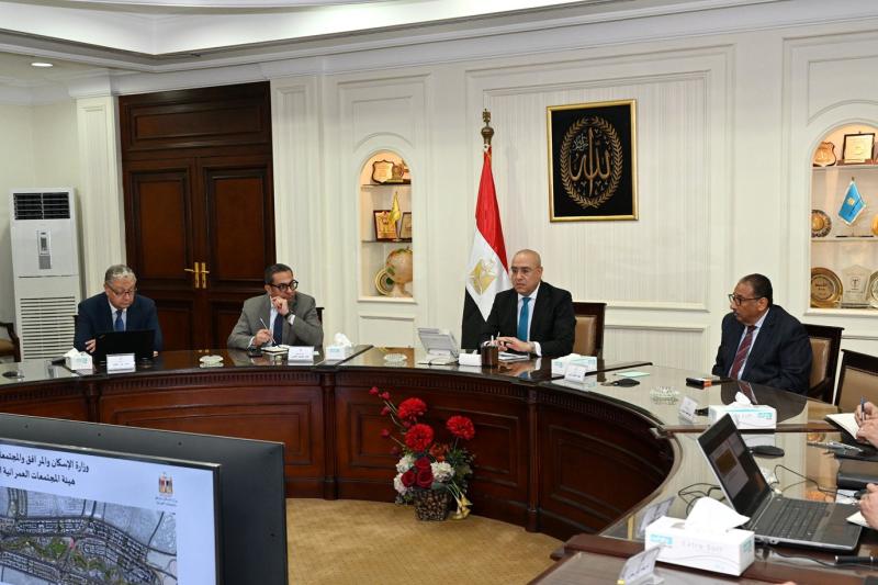 جانب من اجتماع وزير الاسكان