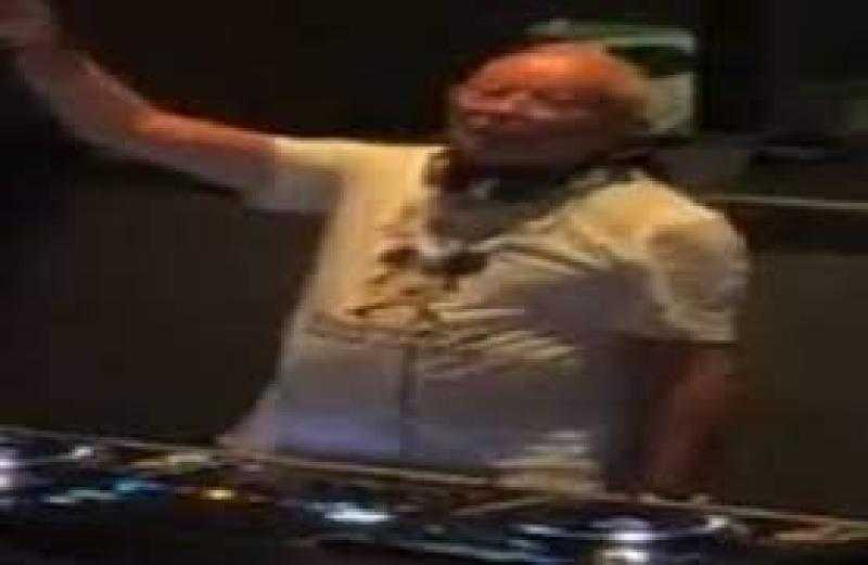 بالفيديو.. نجيب ساويرس يحيى حفلًا موسيقيًا في القاهرة