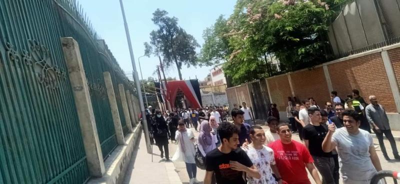 أثناء خروج الطلاب من الامتحان