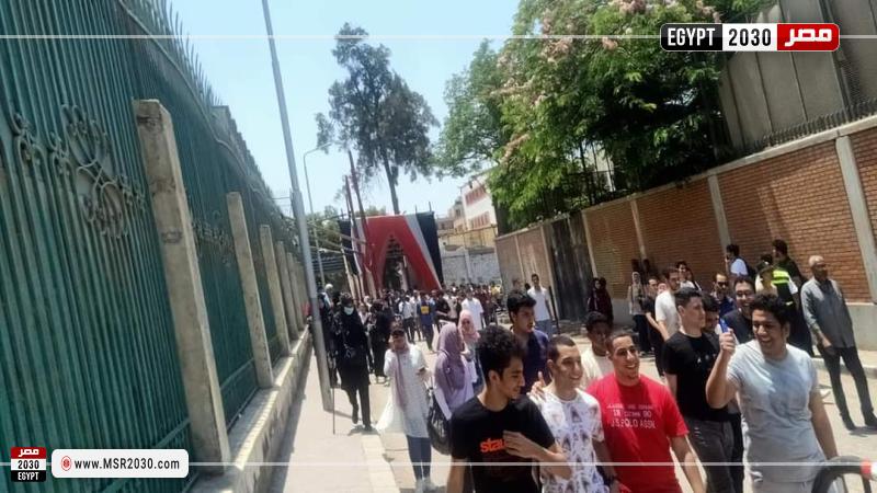 أثناء خروج الطلاب من الامتحان
