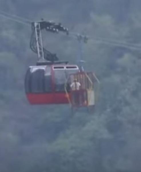 شاهد.. فيديو مروع للحظة إنقاذ 11 سائحًا علقوا في تلفريك لساعات