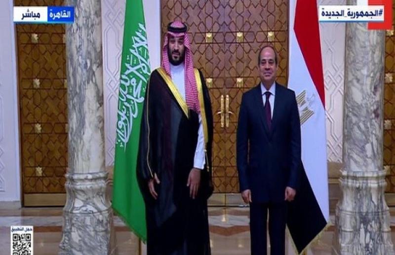 السيسي يلتقط صورا تذكارية مع ولي العهد السعودي