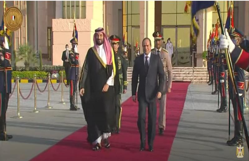 الرئيس يودع ولي العهد السعودي في ختام زيارته للقاهرة «فيديو»