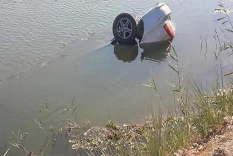 دون تأثر الملاحة .. انقلاب سيارة بالمجرى الملاحي لقناة السويس