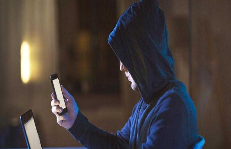 احذر.. هذه العلامات تشير  إلى اختراق هاتفك المحمول «فيديو»