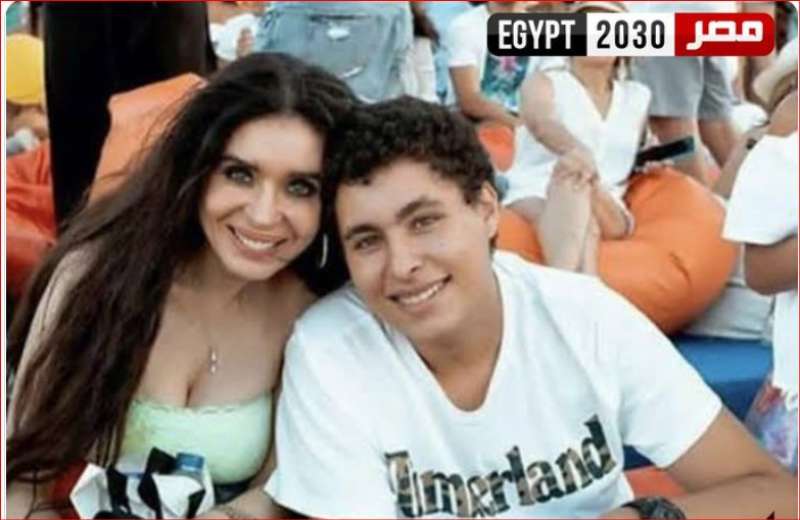 الراقصة دينا وابنها