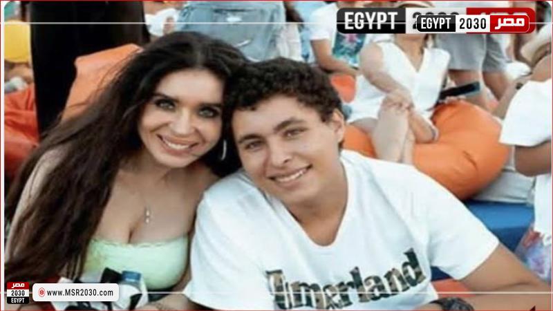 الراقصة دينا وابنها