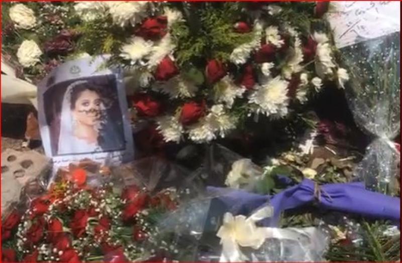 حادثة المنصورة.. أصدقاء نيرة أشرف يضعون الورود على مكان قتلها «صور»