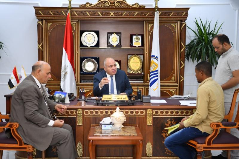 محافظ قنا خلال استقباله للمواطنين بمكتبه كل