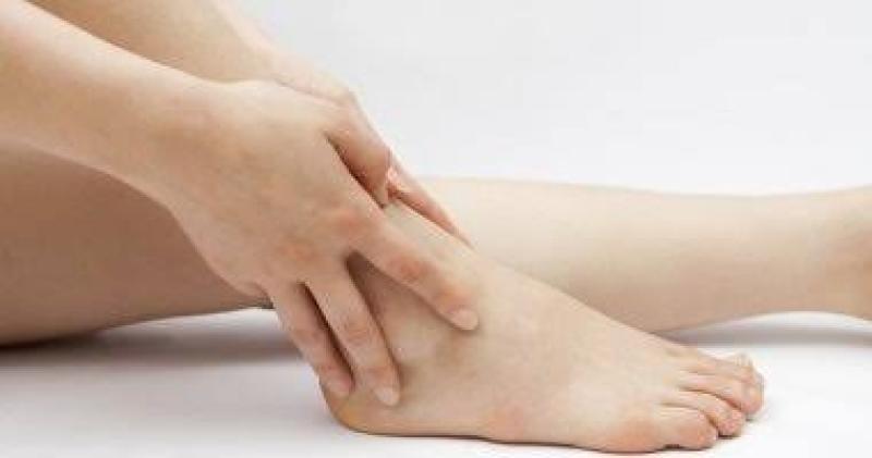 حسام موافي يحذر من تورم القدمين: «بداية مرض جديد»