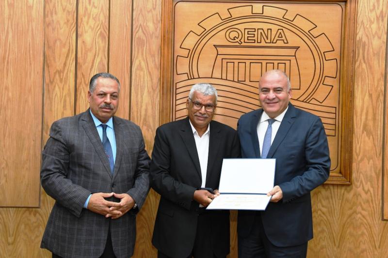 محافظ قنا يكرم النماذج المشرفة