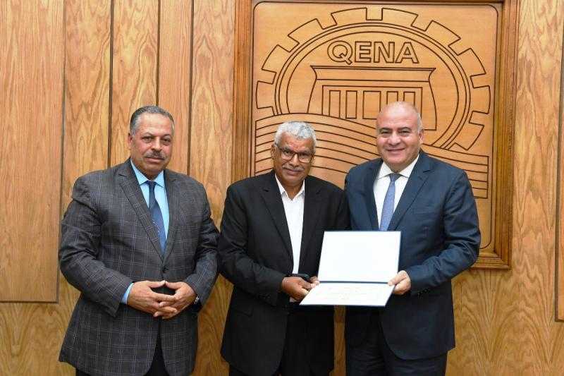 الداودي يكرم النماذج المشرفة بمحافظة قنا