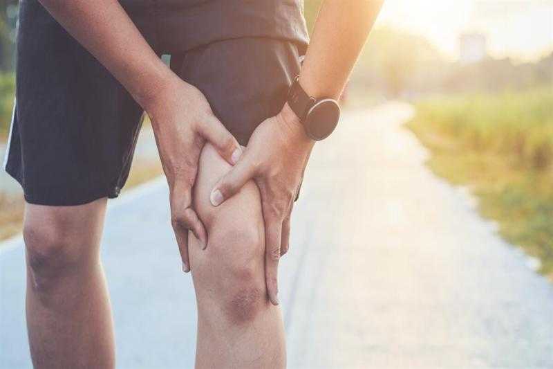 خطوات فعالة لتخفيف ألم الركبة.. تفاصيل