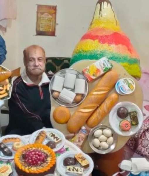 عم السيد فنان النحت بالماكيت والفوم