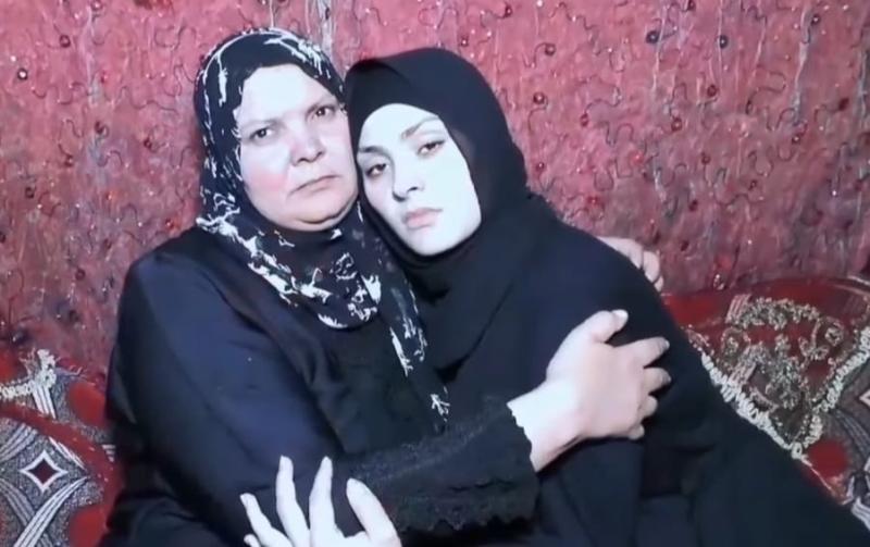 الفتاة ووالدتها