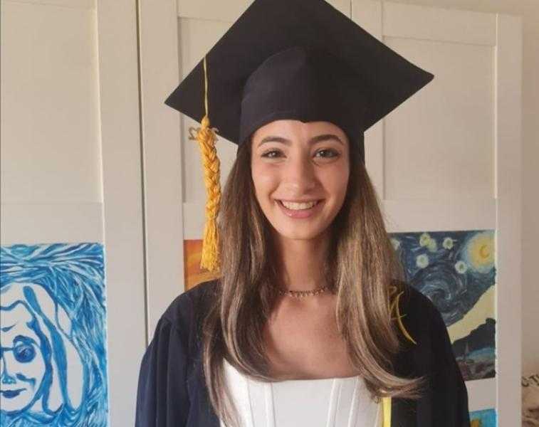 منى زكي تحتفل بتخرج ابنتها وهذه رسالتها لها| «صور»