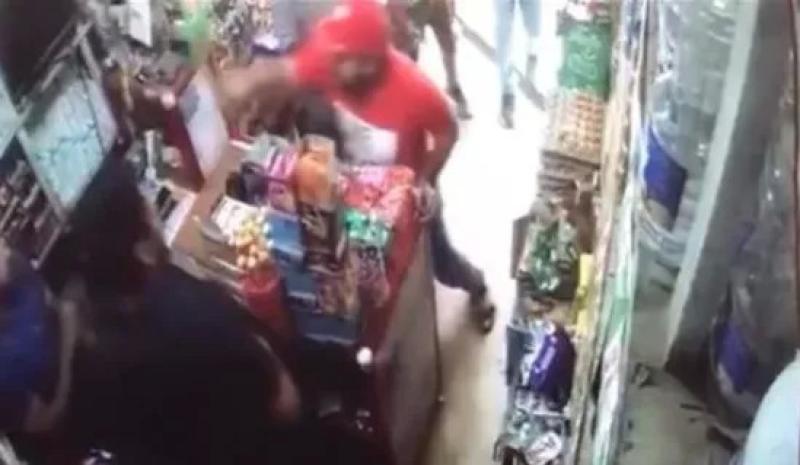 فحص فيديو تعدي شاب وسيدة على مواطن بساطور داخل محل بالمطرية
