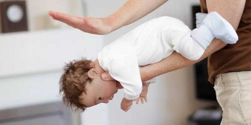 شاهد.. كيف تنقذ طفلك بسرعة عند ابتلاعه لجسم غريب؟