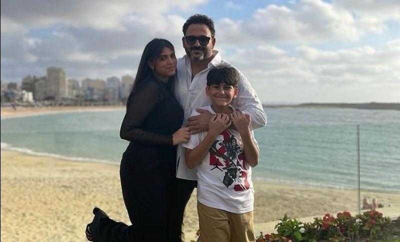 أكرم حسني يستمتع بعطلته الصيفية في الإسكندرية برفقة أبنائه «صور»